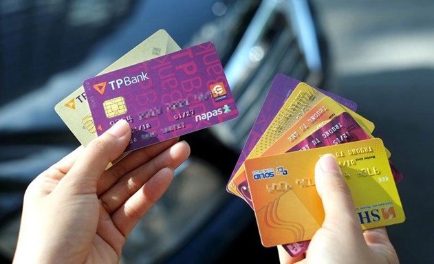 Nhiều ngân hàng đang chạy đua chuyển đổi thẻ từ sang thẻ chip