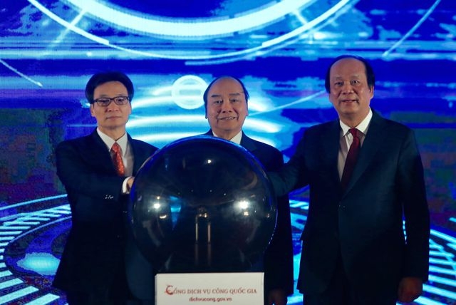 Chiều 9/12, tại Hà Nội, Thủ tướng Chính phủ Nguyễn Xuân Phúc, Phó Thủ tướng Vũ Đức Đam cùng các đại biểu đã thực hiện nghi thức khai trương đưa Cổng Dịch vụ công Quốc gia vào vận hành chính thức tại địa chỉ dichvucong.gov.vn.(Ảnh Internet)