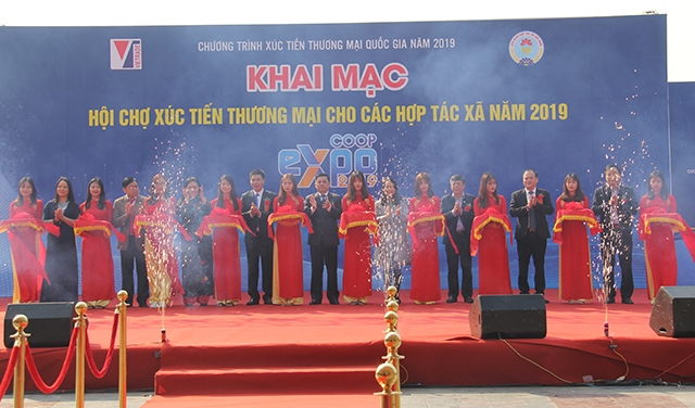 Các đại biểu cắt băng khai mạc Hội chợ