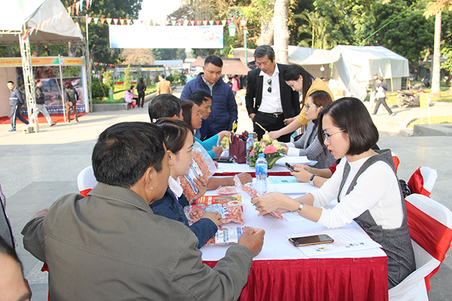 Các HTX, doanh nghiệp đang trao đổi tại hội nghị