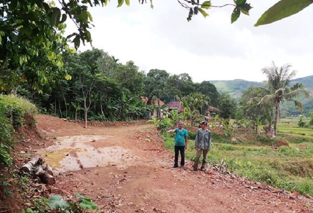 Người dân xã Tiên Cẩm tham gia hiến đất, cây trồng và tiền mặt giúp địa phương xây dựng cơ sở hạ tầng, giao thông.