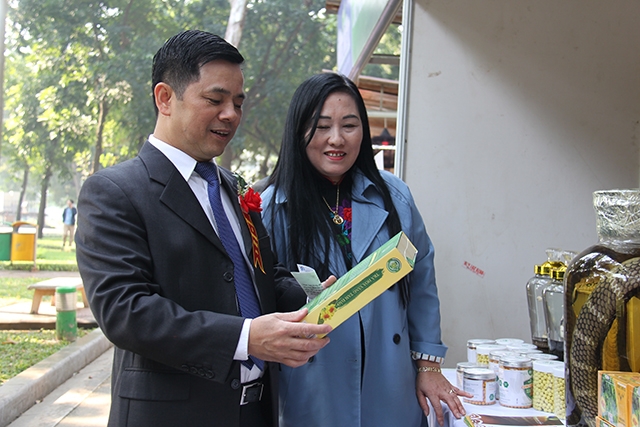 Phó Chủ tịch Liên minh HTX Việt Nam Nguyễn Văn Thịnh và Chủ tịch Liên minh HTX Vĩnh Phúc Phan Thị Định tham quan gian hàng chè hoa vàng của HTX Vĩnh Phúc