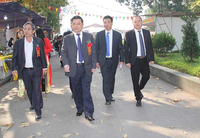 Phó Chủ tịch Nguyễn Văn Thịnh tới thăm các gian hàng tại Hội chợ