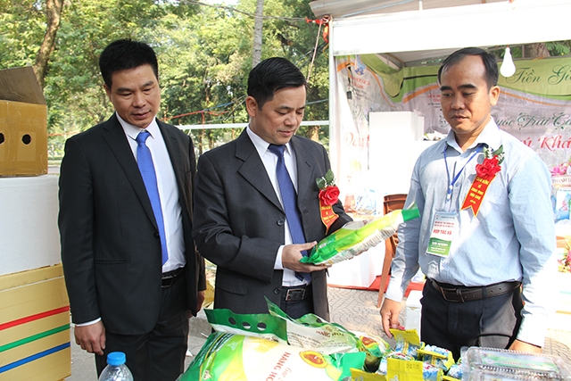 Phó Chủ tịch Nguyễn Văn Thịnh thăm gian hàng của HTX Tiền Giang