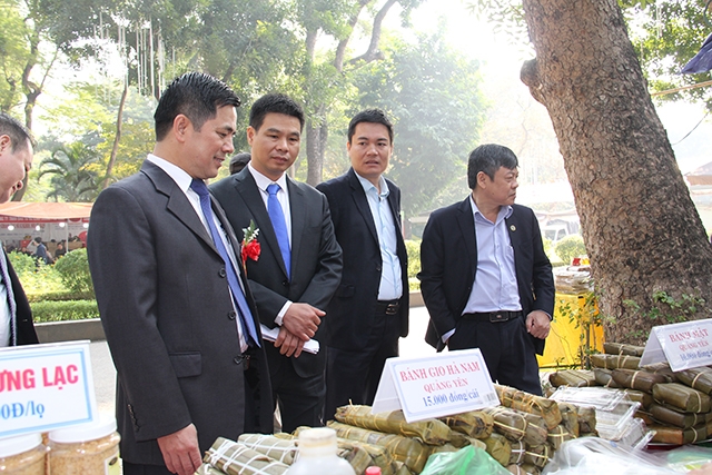 Phó Chủ tịch Nguyễn Văn Thịnh thăm gian hàng của HTX Quảng Ninh