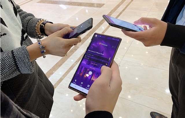 Ngân hàng “đua” công nghệ, khách hàng hưởng lợi