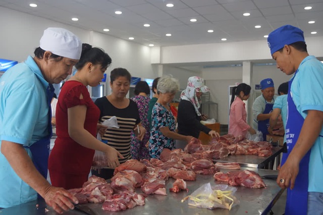 Giá thịt heo tại chợ đầu mối TP HCM do các công ty chăn nuôi báo hôm nay tiếp tục tăng thêm 2.000 đồng/kg lên từ 74.000 - 77.000 đồng/kg. (Ảnh Internet)