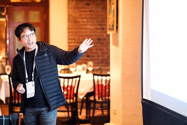 Tiến sĩ Bùi Hải Hưng – Viện trưởng Viện Nghiên cứu Trí Tuệ VinAI Research chia sẻ tại NeurIPS 2019