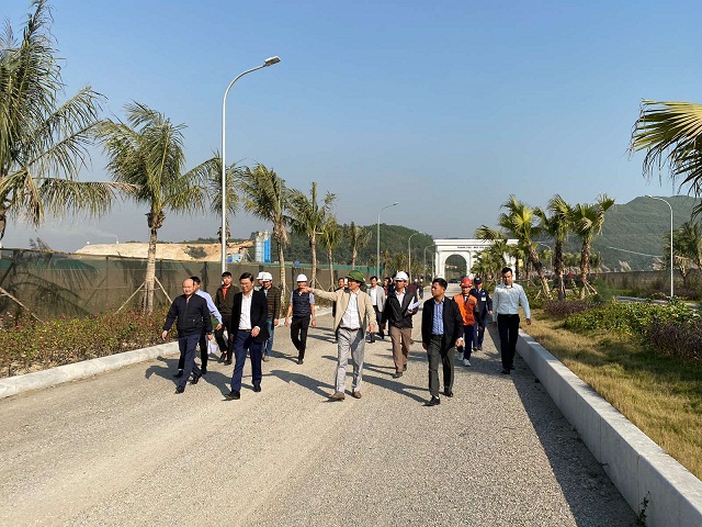 Ông Trịnh Văn Quyết thị sát tiến độ xây dựng tại dự án