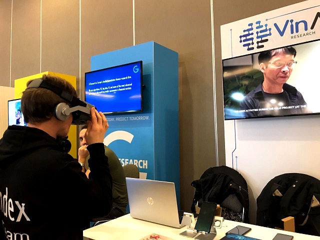 Khách thăm quan trải nghiệm cảm giác thực tế ảo tại Gian trưng bày của VinAI