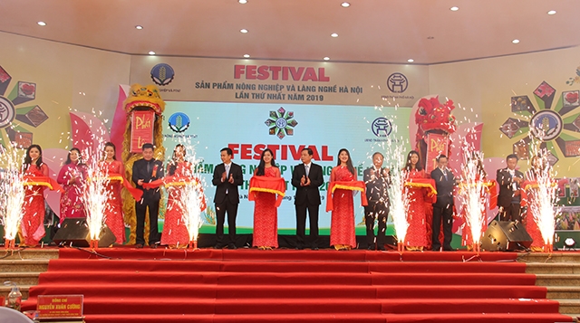 Các đại biểu cắt băng khai mạc Festival