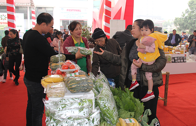 Gian hàng nông sản thu hút đông đảo người dân tham gia mua sắm