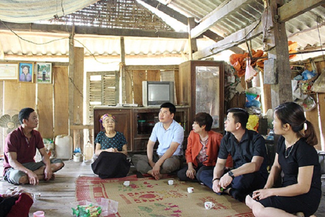 BCĐ xây dựng NTM xã Huy Bắc rà soát việc vay vốn sửa chữa, làm nhà ở tại bản Dèm Hạ 1.