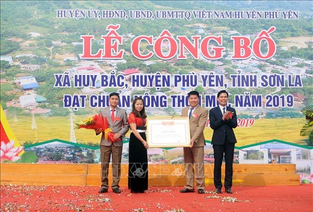 Đồng chí Hoàng Quốc Khánh, Phó Bí thư Tỉnh ủy, Chủ tịch Ủy ban nhân dân tỉnh Sơn La trao bằng công nhận xã Huy Bắc đạt chuẩn NTM năm 2019. (Ảnh: TTXVN)