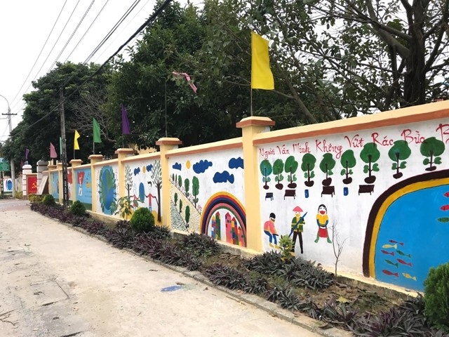 Những bức tường đầy màu sắc, hay những tuyến đường hoa được trồng cắt tỉa gọn gàng đang được Hoằng Phong nhân rộng ra toàn xã.