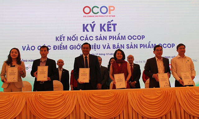 Lễ ký kết giữa các doanh nghiệp tiêu thụ với các HTX, đơn vị sản xuất