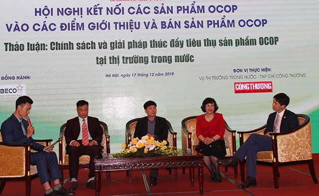 Phó Chủ tịch Liên minh HTX Việt Nam Lê Văn Nghị (ngồi giữa) tham gia toạ đàm tại hội nghị