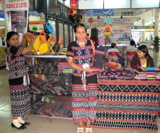 Giới thiệu sản phẩm thổ cẩm truyền thống của phụ nữ Tà Ôi