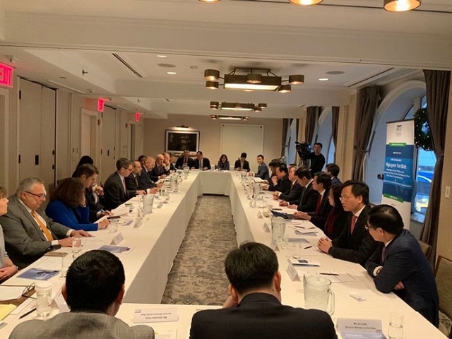 Đối thoại bàn tròn với các doanh nghiệp Hoa Kỳ tại New York.