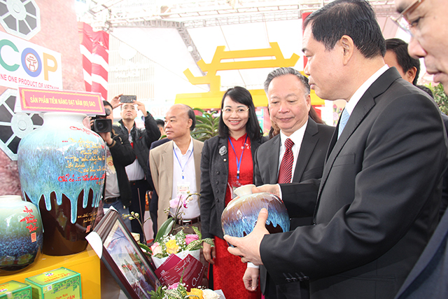 Bộ trưởng Bộ NN&PTNT Nguyễn Xuân Cường tham quan các gian hàng đạt OCOP năm 2019