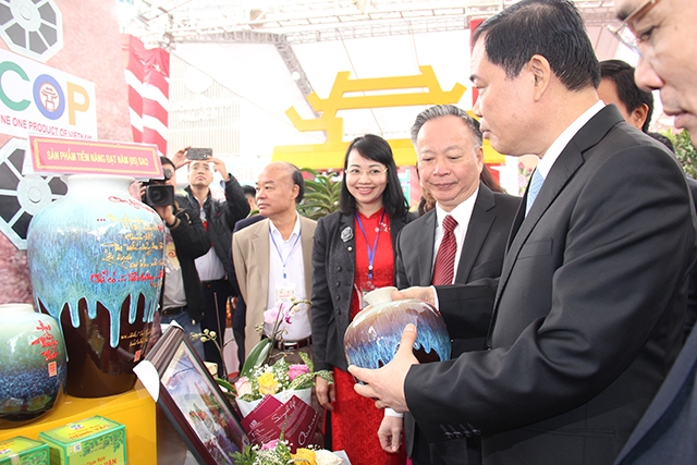 Bộ trưởng Bộ NN&PTNT Nguyễn Xuân Cường tham quan các gian hàng đạt OCOP năm 2019