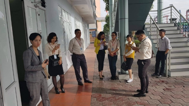 Sau khi bàn giao, cán bộ thu phí của quận Hải An tại điểm thu phí số 12 ra ngoài đứng chơi