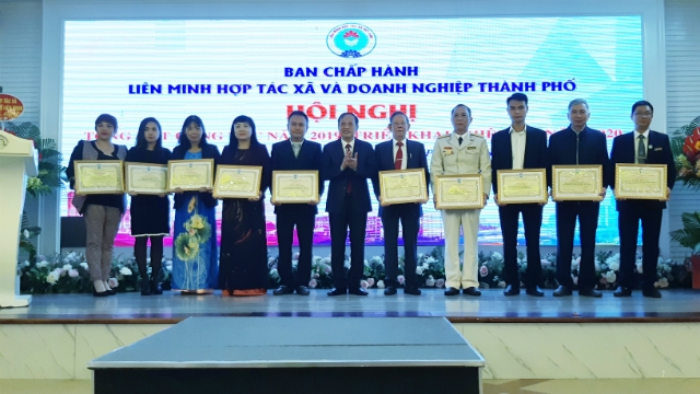 Tại hội nghị tổng kết hoạt động, Chủ tịch Liên minh HTX&DN TP Hải Phòng đã tặng giấy khen cho 10 tập thể và 10 cá nhân đạt thành tích xuất sắc trong sản xuất kinh doanh năm 2019