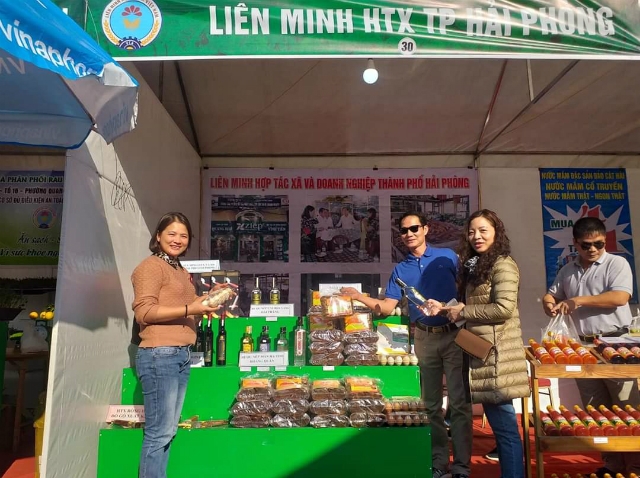 Gian hàng của Liên minh HTX&DN TP Hải Phòng luôn được người tiêu dùng quan tâm tại các hội chợ xúc tiến thương mại