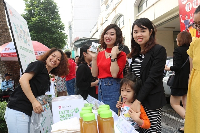 Gian hàng xanh nhằm gây quỹ từ thiện cho các em học sinh nghèo hiếu học.