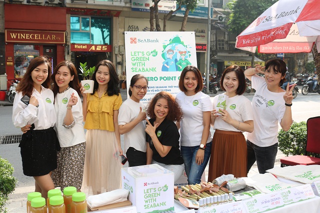 Gian hàng xanh tại Hội sở SeABank bày bán các sản phẩm thân thiện với môi trường.