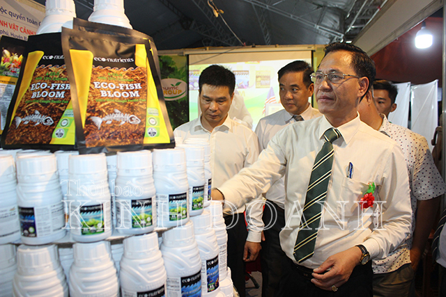 Phó chủ tịch Nguyễn Mạnh Cường tham quan gian hàng tại hội chợ