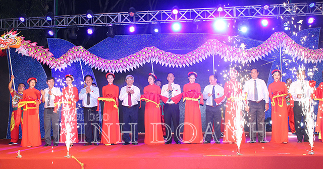 Lễ cắt băng khai mạc Hội chợ