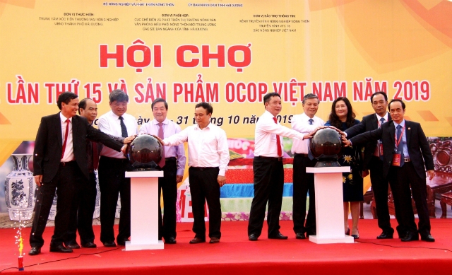 Các đại biểu làm Lễ khai mạc hội chợ.