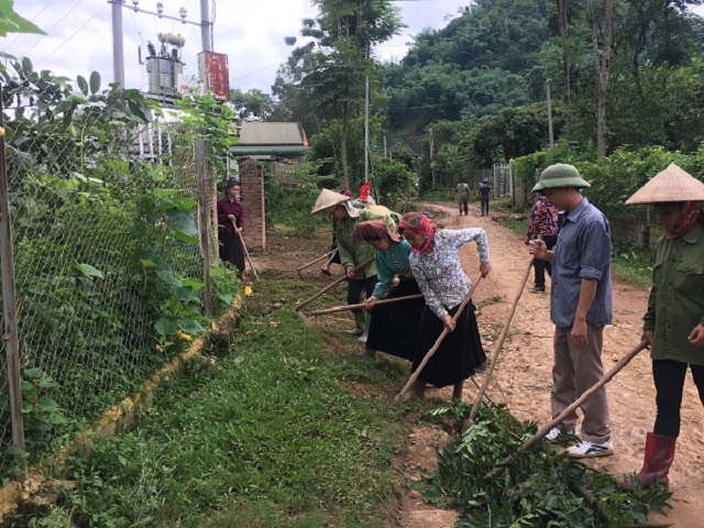 Người dân dọn dẹp các tuyến đường nội bản tại thị trấn Hát Lót, Mai Sơn