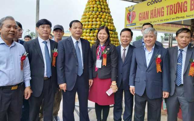 Bộ trưởng Nguyễn Xuân Cường và các đại biểu chụp ảnh tại Lễ hội cây ăn quả có múi tỉnh Hòa Bình 2019.