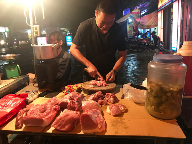 Giá thịt lợn thành phẩm dao động từ 160.000-180.000 đồng/kg, tăng 15.000-20.000 đồng/kg so với tuần đầu tháng 12.