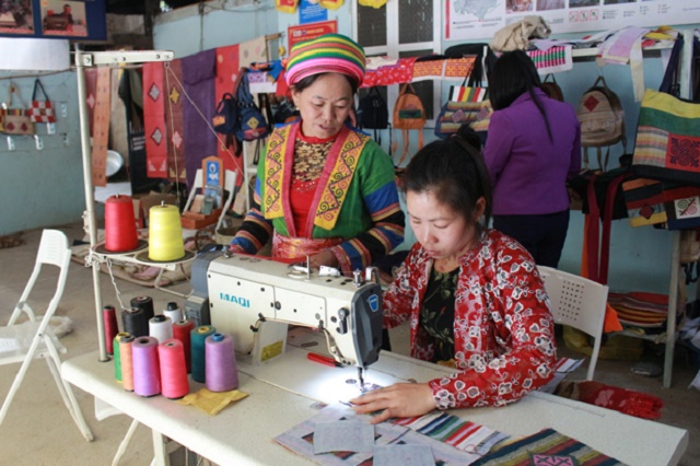 Nghệ nhân Sùng Thị Máy (bên trái) hướng dẫn thành viên sản xuất