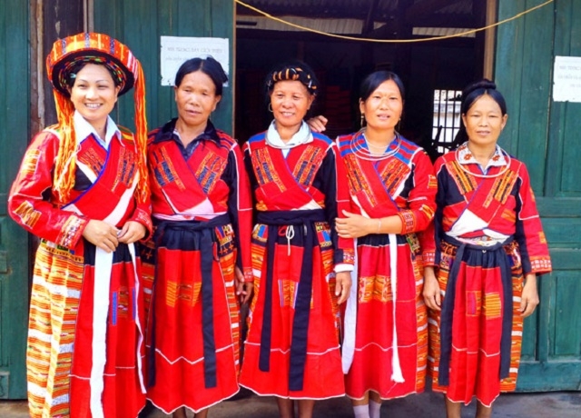 Nghệ nhân dân gian Phù Thị Thiên (ngoài cùng bên trái)