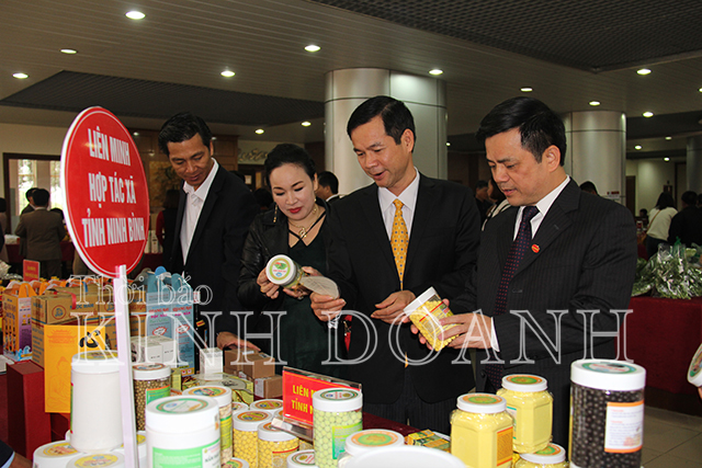 Phó Chủ tịch Nguyễn Văn Thịnh và đại biểu tham quan gian hàng nông sản của HTX Ninh Bình