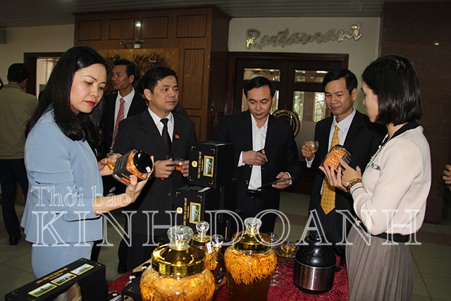 Phó Chủ tịch Nguyễn Văn Thịnh và các đại biểu tham quan gian hàng chế biến