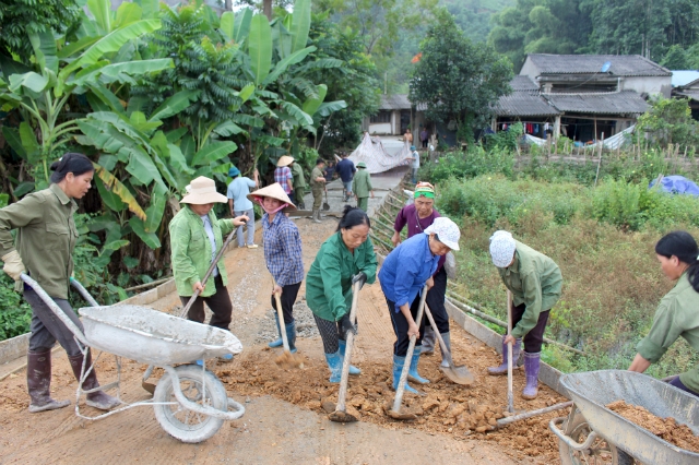 Phụ nữ thôn Tổng Sâu, xã Cao Kỳ tham gia làm đường giao thông.