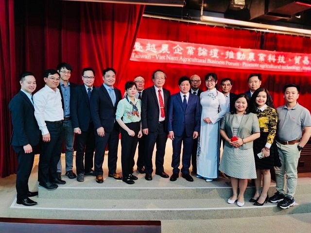 Đại diện SCB, bà Nguyễn Thị Ngọc Hương – Phó Giám đốc Khối Doanh nghiệp (áo dài), trình bày những vướng mắc, hạn chế của tài chính cho nông nghiệp tại Việt Nam