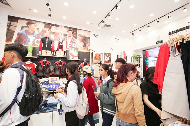 Các thương hiệu thời trang, phụ kiện ngay lập tức thu hút các khách hàng trẻ