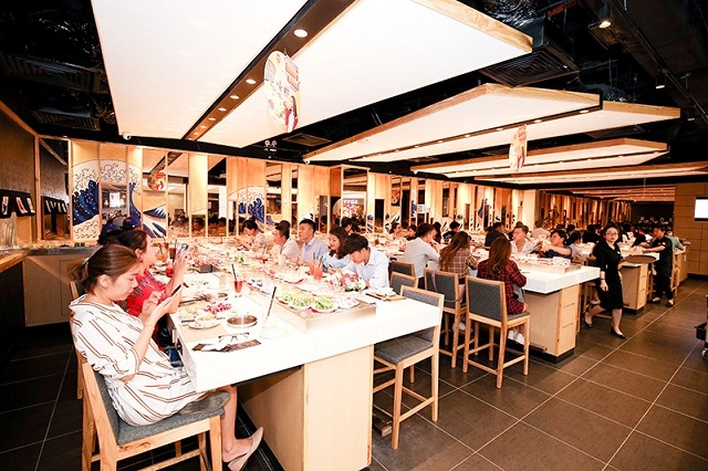 Các không gian ẩm thực hiện đại và phong phú đã không còn chỗ trống ngay trong ngày đầu khai trương