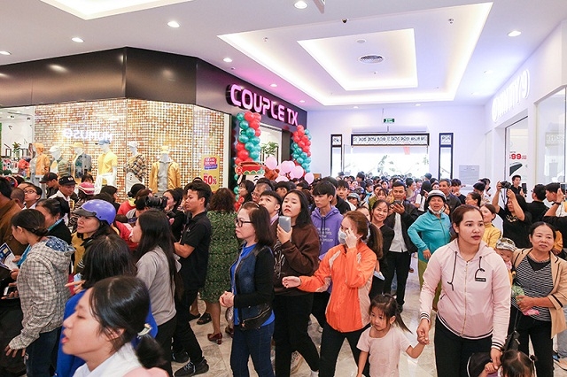 Hàng nghìn người dân nô nức trải nghiệm các TTTM mới ngay sau thời điểm khai trương