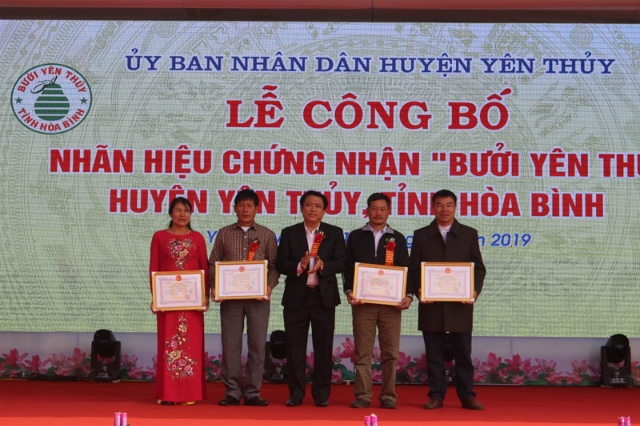 Lãnh đạo UBND huyện Yên Thủy trao Giấy chứng nhận quyền sử dụng nhãn hiệu Bưởi Yên Thủy cho 4 HTX trên địa bàn.