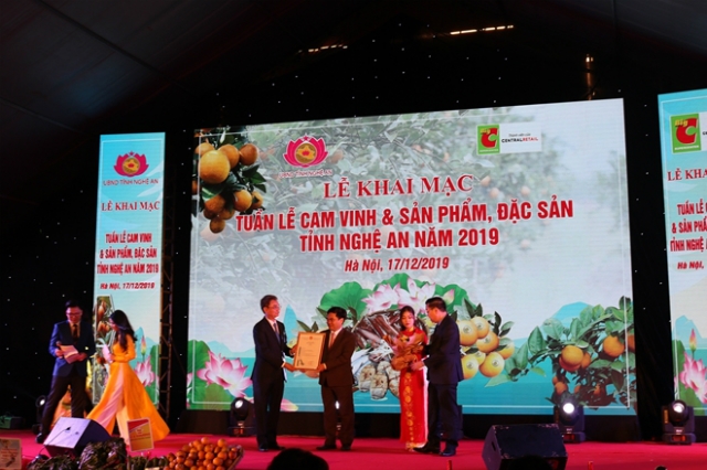 Lễ đón nhận văn bằng bảo hộ mở rộng Chỉ dẫn địa lý Cam Vinh