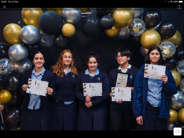 Nam du học sinh Nguyễn Thế Mạnh (học sinh lớp 13, trường Mount Albert Grammar) và nhóm đã xuất sắc đoạt giải Tài năng Doanh nghiệp trẻ toàn khu vực Auckland 2019, New Zealand (Ảnh Internet)