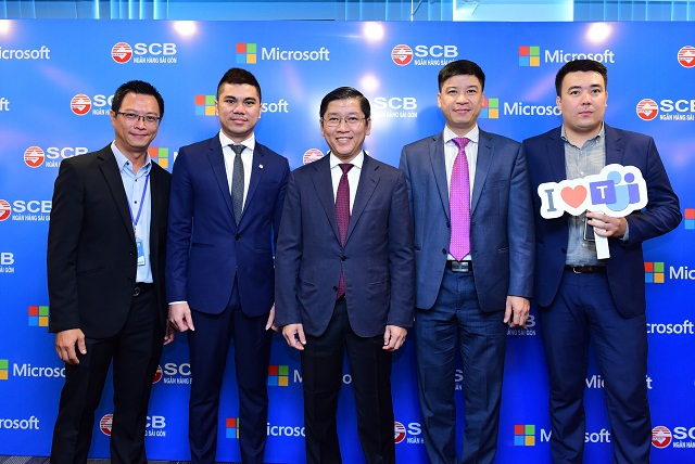 Đại diện lãnh đạo SCB, Microsoft Việt Nam và Sofline chụp ảnh tại chương trình