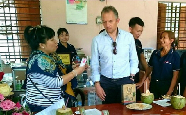 Giới thiệu sản phẩm của HTX NN Ngọc An (huyện Hoài Nhơn) với khách tham quan Hội chợ Công thương Bình Định năm 2019.